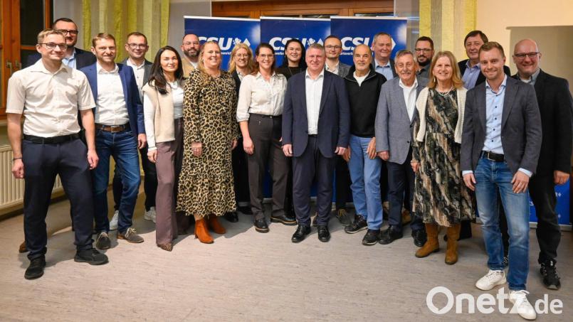 Die Ärmel hochkrempeln und anpacken! Das will Bürgermeisterkandidat Martin Merkl mit seinen einstimmig gewählten Kandidatinnen und Kandidaten. Bild: CSU Hirschau