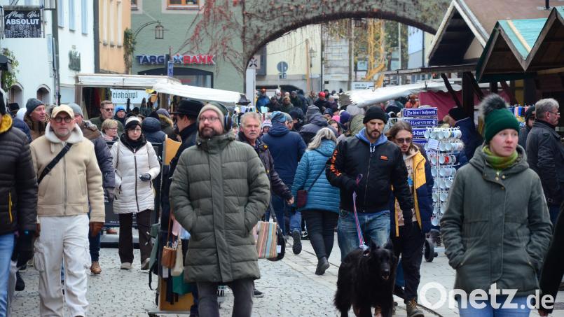 Trotz oder vielleicht sogar aufgrund der Kälte ist der verkaufsoffene Kathreinsonntag in Weiden so gut frequentiert wie lange nicht. Kaufwillige aus der Stadt und dem Umland decken sich mit warmer Kleidung und Geschenken für Weihnachten ein. Bild: Kunz