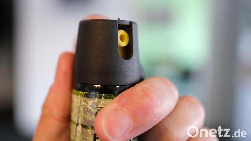 Der Täter soll das Pfefferspray ziellos im Gebäude verteilt haben. (Symbolbild) Bild: Bernd Weißbrod/dpa