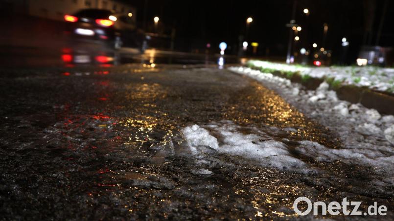 Glatte Straßen haben in Bayern in der Nacht zu zahlreichen Unfällen mit Toten und Verletzten geführt. (Symbolbild) Bild: Karl-Josef Hildenbrand/dpa