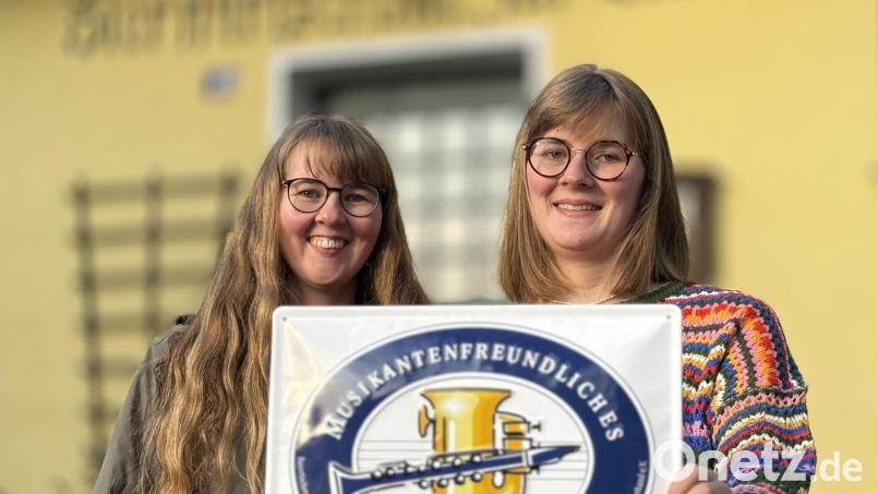 Stolze Besitzer der Plakette "Musikantenfreundliches Wirtshaus": Michaela und Teresa Stauber. Bild: Uli Piehler