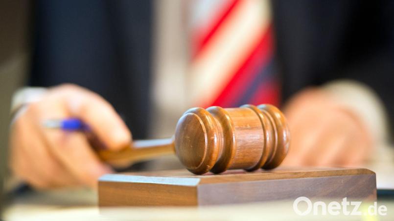 Das Haus, das ein ehemaliger, wegen Untreue gegenüber der Gemeinde verurteilter Bürgermeister aus dem Landkreis Tirschenreuth hat errichten lassen, wird diesen Dienstag in Weiden zwangsversteigert. Symbolbild: Daniel Naupold/dpa