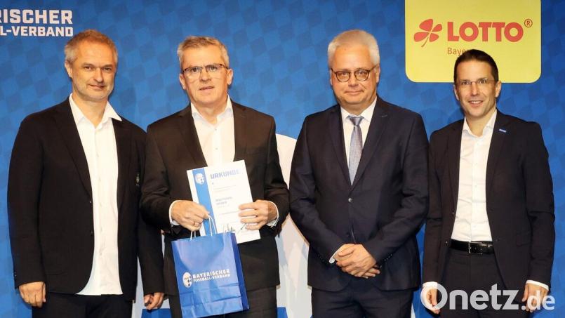 Wolfgang Weber (Zweiter von links) erhielt den BFV-Ehrenamtspreis. Dem Vorsitzenden des SVSW Kemnath gratulierten (von links) Bundestrainer Christian Wück, Kreisehrenamtsbeauftragter Roman Melzner und BFV-Präsident Christoph Kern. Bild: Philipp Schmatloch/BFV