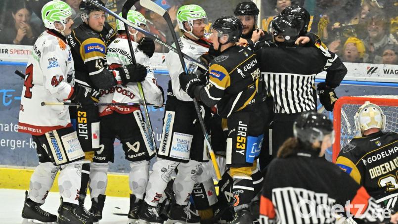 Die Peißenberg Miners (weiße Trikots, hier im Duell mit dem ERSC Amberg haben sich von Headcoach Andreas Becher getrennt. Archivbild: Hubert Ziegler