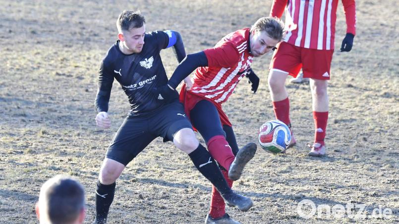 Nicht ganz unverfroren holten die Ensdorfer um Kapitän Stefan Grabinger (links) drei Punkte bei der SG Paulsdorf Bild: Hubert Ziegler