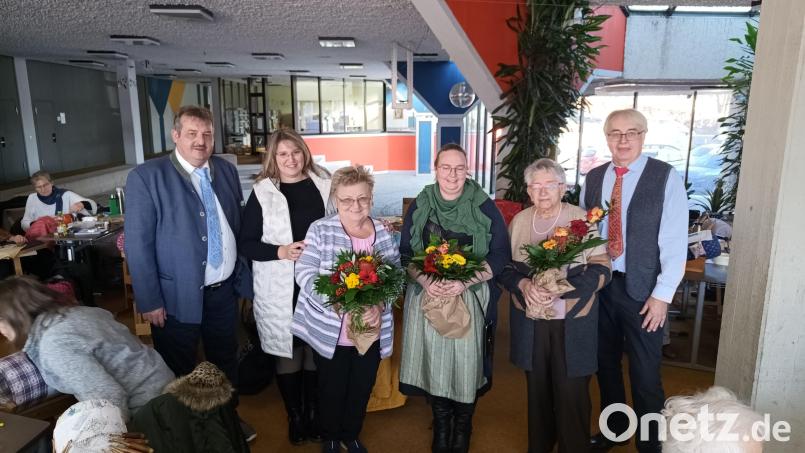 Foto von links nach rechts: Erster Bürgermeister Reinhard Kreuzer (links) und sein Stellvertreter Andreas Hopfner (rechts) würdigen das Engagemen von Tanja Bentele (ab Zweite von links), Brigitte Gritsch, Michaela Gleixner und Monika Gebhard. Bild: Sandra Klein