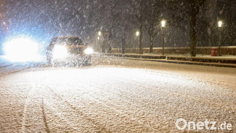 Der erste Schnee in Hamburg führt gleichzeitig auch zu glatten Straßen (Symbolbild) Bild: Bodo Marks/dpa