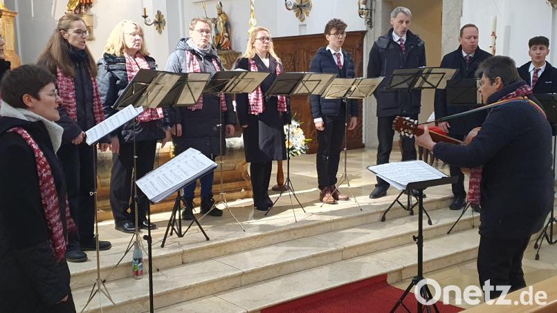 „CantArt“ begeisterte in der Stadtpfarrkirche St. Georg mit neuen geistlichen Liedern, vor allem von Kathi Stimmer. Der Erlös kommt wieder „Lichtblicke e.V.“ und damit Hilfsbedürftigen in der Region zugute. Bild: mas