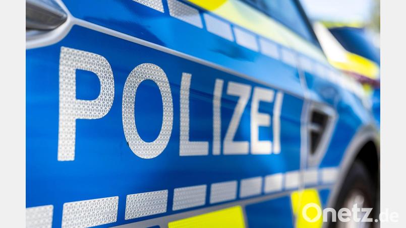 Einsatzkräfte der Polizei müssen in Schwaben einen Störer aus einem Gottesdienst begleiten. (Symbolbild) Bild: David Inderlied/dpa