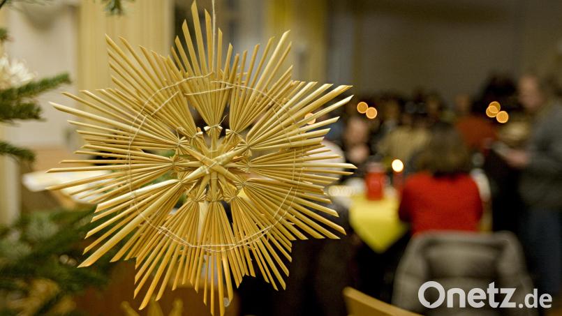 An Heiligabend finden sich in Weiden wieder 120 Gäste zur Feier für Alleinlebende in der Personalcaféteria des Weidener Klinikums ein. Symbolbild: Franziska Kraufmann / dpa