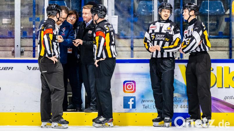 Franz Vodermeier (Zweiter von links) und Rene Rudorisch (Vierter von links) besprechen mit den Schiedsrichtern das weitere Vorgehen. Bild: Tobias Neubert