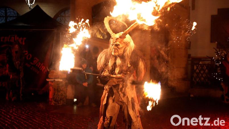 Die Oberpfälzer Schlossteufeln setzen mit ihrer Feuershow den Schlusspunkt beim Kümmersbrucker Weihnachtsmarkt, am 28. November, erstmals auf dem neuen Dorfplatz. Bild: Jakob Graf
