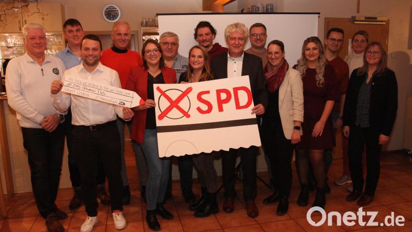 Die SPD Floß geht mit Bürgermeister Robert Lindner (Siebter von rechts), der sich erneut bewirbt, in den Kommunalwahlen 2026. Bild: pi