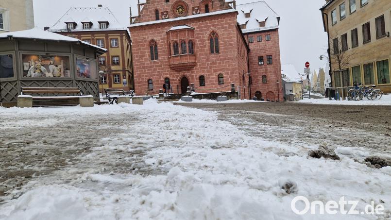 Eigentlich sollte am Rathaus in Sulzbach-Rosenberg schon der Christbaum stehen, aber wegen des Wintereinbruchs in der Nacht auf Montag, 24. November, musste das Aufstellen verschoben werden. Bild: Tobias Gräf