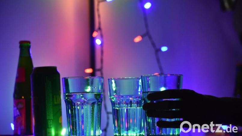 K.o.-Tropfen sollen als Waffe eingestuft werden. (Illustration) Bild: Christian Thiele/dpa