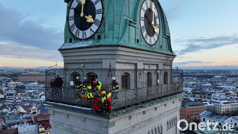 Kräfte der Berufsfeuerwehr München sind am Turm der Kirche St. Peter im Einsatz. Bild: -/Berufsfeuerwehr München/dpa