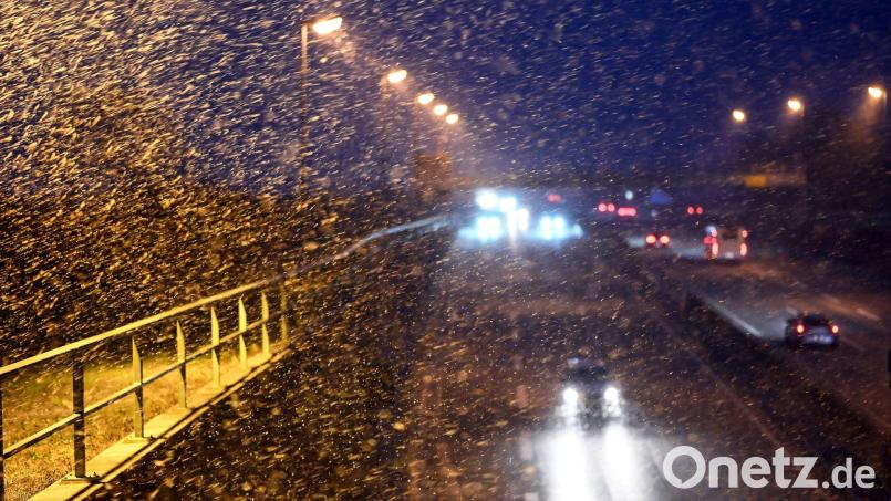 Wie hier auf der A31 im Emsland gab es im Nordwesten oft schwierige Bedingungen auf den Straßen. Bild: Lars Penning/dpa