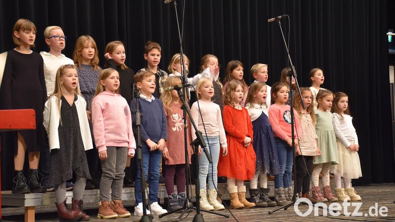 Extra viel Applaus bekam die Singklasse der stellvertretenden KMS-Leiterin Klaudia Kormann. Bild: ubb