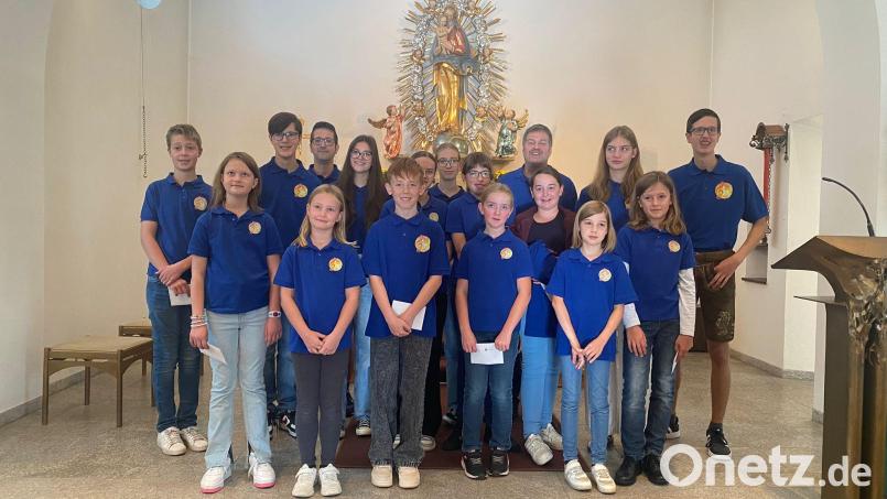 Der Kinderchor Roggenstein mit Leiter Thomas Winderl (hinten Dritter von rechts) in der Kaimlinger Kirche. Dort singt der Chor am 29. November. Bild: Thomas Winderl