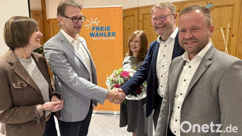 Glückwünsche nach der Nominierung (von links): Christina Püschl, Reiner Wiedenbauer, Michaela Wiedenbauer, Hans-Martin Grötsch und Bernd Heinisch. Bild: gri