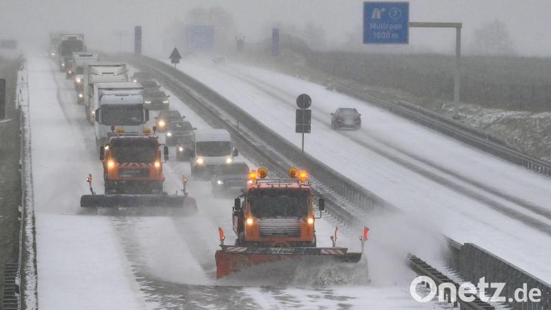 Auf der A9 Richtung München rutscht ein Lkw von der Fahrbahn und landet im Graben. (Symbolbild) Bild: Patrick Pleul/dpa-Zentralbild/dpa