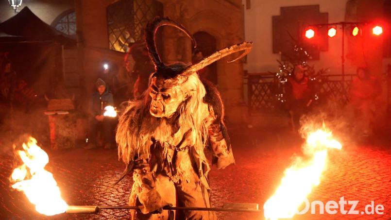 Die Oberpfälzer Schlossteufeln waren am Sonntag zu Gast auf dem Amberger Weihnachtsmarkt. Bild: Jakob Graf