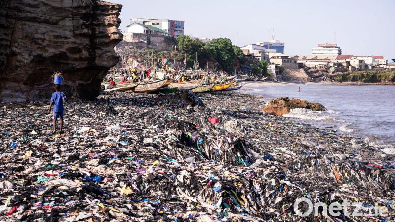 Ein Sandstrand, dessen Sand gar nicht mehr zu sehen ist: Massen an Klamotten vermüllen diesen Küstenabschnitt von Accra. Bild: Kevin McElvaney/Deutsche Umwelthilfe/dpa