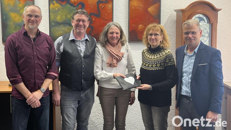 3280 Euro überreichten (von links) Armin Karwath, Peter und Albertine Hausner an Petra Käs und Bürgermeister Karlheinz Budnik für das Windischeschenbacher Hilfsprojekt "Bürger helfen Bürgern". Bild: Stadt Windischeschenbach