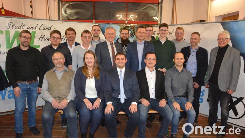 Mit diesen Kandidaten zieht die CWL Erbendorf in die Kommunalwahl. Angeführt wird die Liste vom gemeinsamen Bürgermeisterkandidaten der CSU und CWL, Matthias Fütterer (Mitte). Landrat Roland Grillmeier (hinten Sechster von links), sagt seine Unterstützung zu. Bild: jr