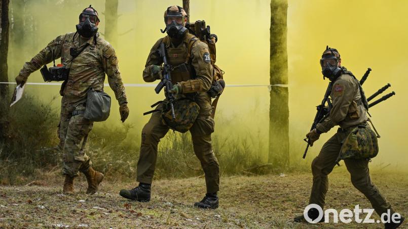 Das norwegische Team (Mitte und rechts) bei einem simulierten Gasangriff. Der Scharfschütze und sein Beobachter gewannen die &quot;European Best Sniper Team Competition&quot; auf dem Truppenübungsplatz Grafenwöhr. Bild: Markus Rauchenberger/US Army