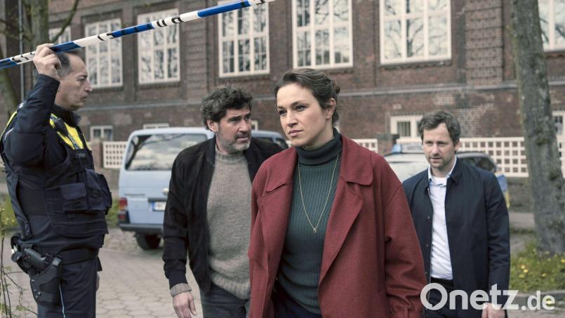 Ein neuer Fall für Kommissarin Katharina Tempel. Gemeinsam mit ihrem Chef Georg König (2.v.l.) und ihrem Mann Volker ist sie auf dem Weg zum Tatort. Bild: Georges Pauly/ZDF/Arte/dpa