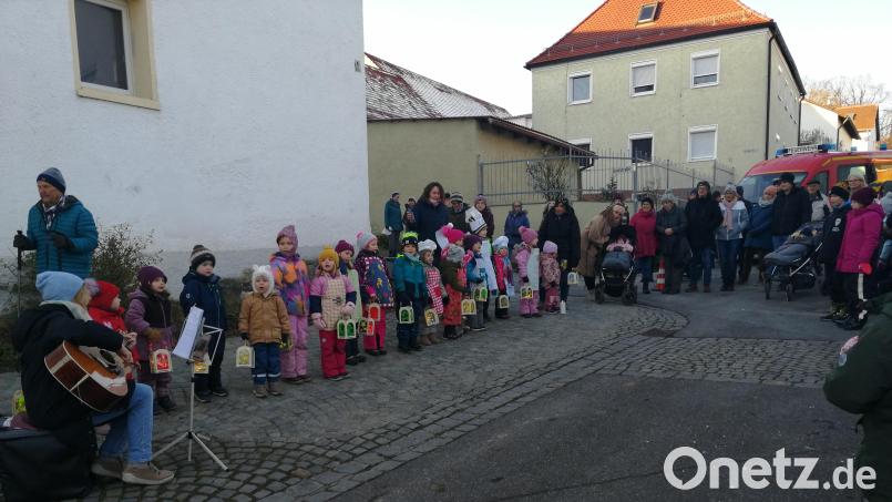 Die Eröffnung des Winterfestes durch den Kindergarten St. Martin Gebenbach Bild: dpe