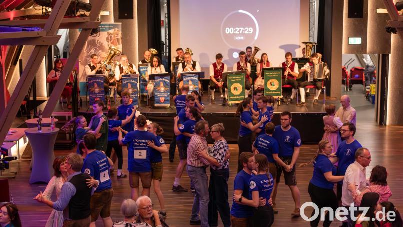 Der Blick von oben. Auf der Tanzfläche mischten sich private Tanzenthusiasten mit Kirwapaaren, um gemeinsam zu tanzen. Bild: Lukas Büchold