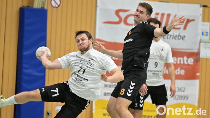 Jonas Rohrbach (rechts) von der HG Amberg pflegt in dieser Szene mit Sebastian Mensch (links) von Nabburg/Schwarzenfeld beim Wurf am Kreis nicht unbedingt einen zimperlichen Umgang. Aus:
HG Amberg - Nabburg/Schwarzenfeld 30:32. Bild: Hubert Ziegler