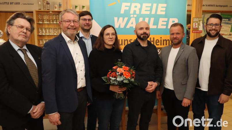 Bürgermeisterkandidat der Freien Wählergemeinschaft Rieden-Vilshofen ist Miroslaw Zgrzendek (Fünfter von links), neben ihm Ehefrau Karin. Mit ihm freuen sich Günther Frieser (von links), Hans Martin Grötsch, Christopher Würz, MdL Bernhard Heinisch und Landratskandidat Stefan Kroher. Bild: mrr