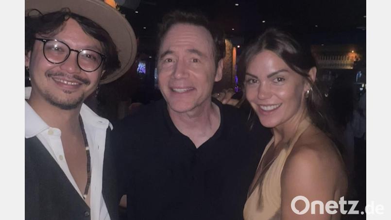 Bei der Premierenfeier von &quot;Das Kanu des Manitu&quot; in München ließen sich Sabrina Schieder und Jacob Katana, der in dem Film einen Prinzen spielt, mit Michael &quot;Bully&quot; Herbig (Mitte) ablichten. Bild: Rüdiger Böss, Constantin Film