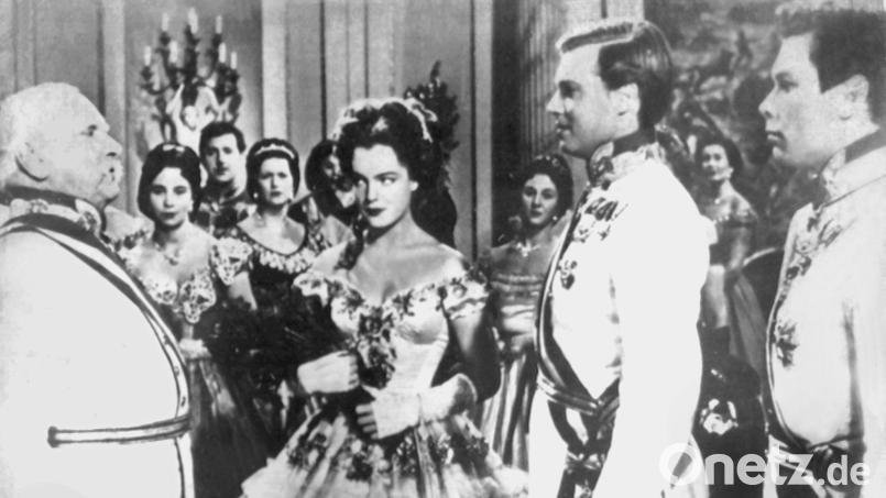 Eigentlich ein bunter Kitschfilm, hier aber eine Szene in Schwarzweiß aus der „Sissi“-Filmtrilogie. (Archivbild) Bild: UPI/dpa