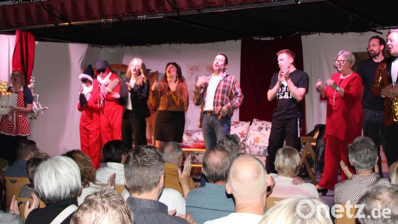 Die Komödie bot beste Unterhaltung und zeigte, wie facettenreich Amateurtheater sein kann, wenn ein starkes Ensemble gemeinsam an einem Strang zieht. Bild: lep