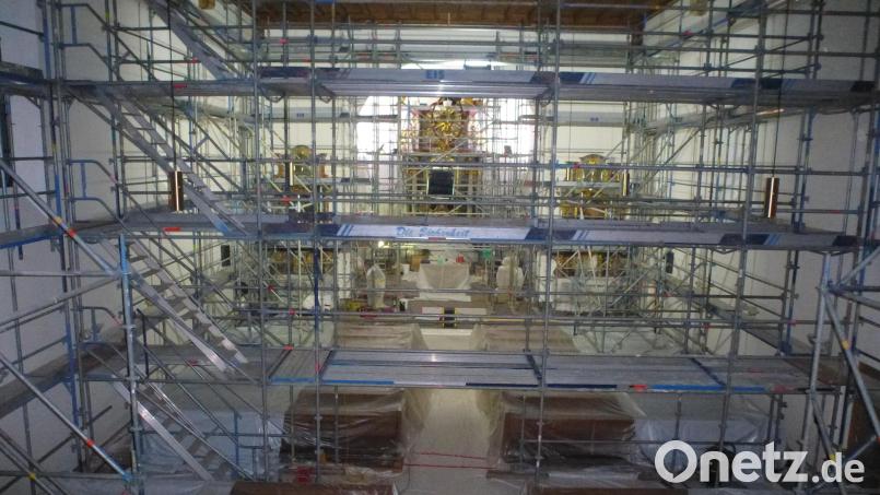 Der Hochaltar und die Seitenaltäre werden derzeit gereinigt und aufgefrischt. Weihnachten wird wieder in der Pfarrkirche Sankt Martin gefeiert. Bild: bk