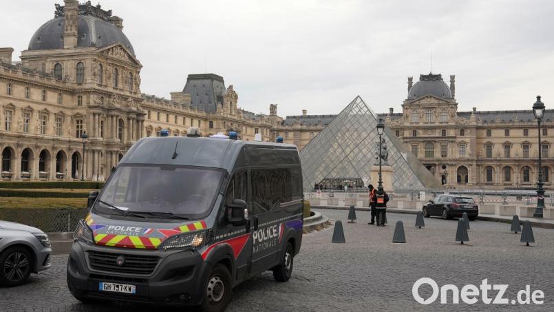 Die Polizei meldet nach dem Raubüberfall auf den Louvre einen Fahndungserfolg. (Archivbild) Bild: Thibault Camus/AP/dpa