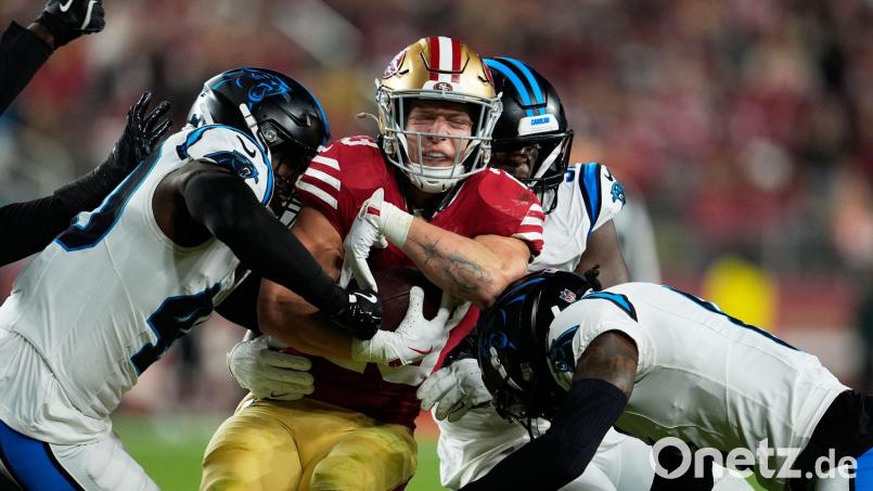 McCaffrey (Mitte) war gegen sein Ex-Team nur ganz schwer zu fassen. Bild: Godofredo A. Vásquez/AP/dpa