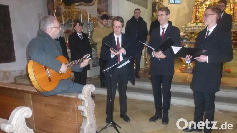 Das Velden-Vokal-Ensemble unter Leitung von Pfarrer Holger Kruschina spielte in der Pfarrkirche in Schwarzhofen. Bild: mad