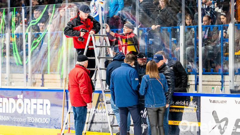 Eine defekte Scheibe sorgte am Sonntag für einen Spielabbruch in der DEL2 bei der Partie der Blue Devils Weiden gegen die Kassel Huskies. Bild: Elke Englmaier