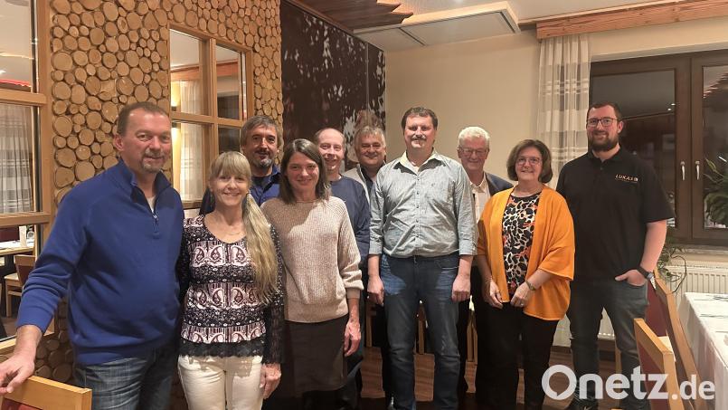 Von links: Bernhard Hauer mit Frau, Anton Kick mit Frau, Richard Schreier, Josef Lukas, Josef Zetzl, Geschäftsführer Werner Lukas, Elisabeth Lukas, Philipp Lukas. Bild: Bild: Angelika Lukas