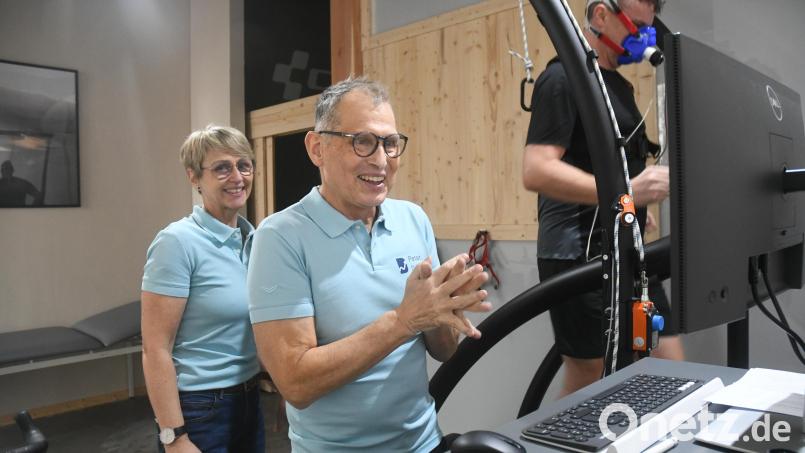 Triathlet Florian Arnold (rechts) möchte vor der Vorbereitung auf die neue Saison wissen, wo er mit seiner Leistung steht. Beate und Peter Dehling können ihn die Antwort liefern und auch aufzeigen, was er neben dem Training noch verbessern kann. Bild: Gabi Schönberger