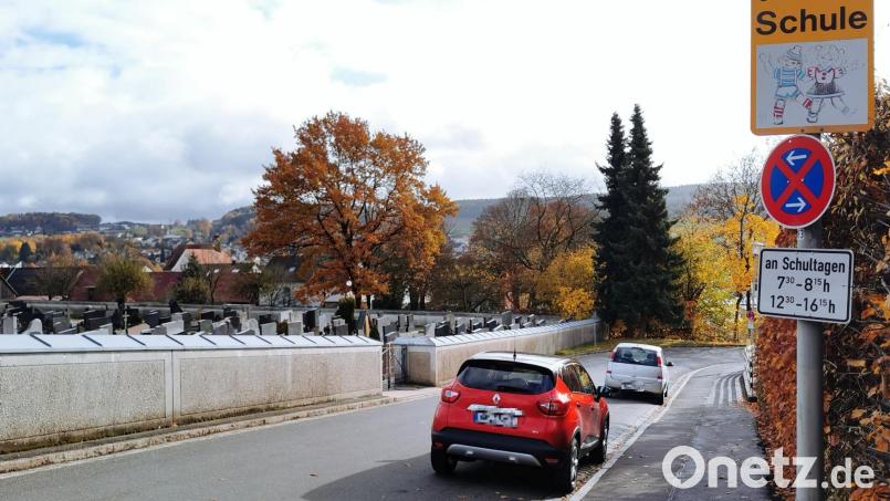 Zu eng: In den Zeiten, in denen Schulbusse verkehren, darf in der Martin-Luther-Straße im Bereich Friedhof/Doktor-Eisenbarth-Schule nicht geparkt werden. Bild: Portner