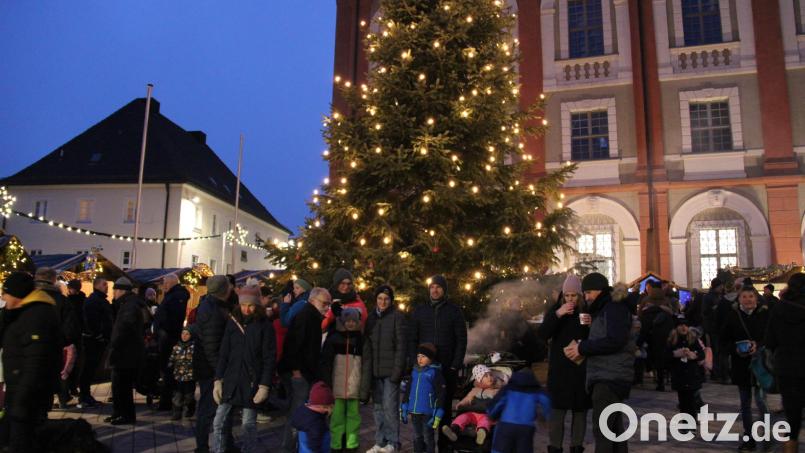 Ein besonderes Erlebnis vor allem für die Kinder war auch im letzten Jahr der Christkindlmarkt der Musikschule vor den Lobkowitz-Schlössern. Heuer findet der Markt erstmals in der Freizeitanlage statt. Archivbild: prh