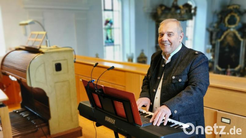 Rudolf A. Teplitzky absolviert pro Woche mindestens fünf Termine als Organist und Chorleiter in den Kirchen Pullenried (Bild) und Wildeppenried. Am 7. Dezember begleitet er das MusiTextical &quot;Heilige Nacht&quot; am Keyboard. Bild: Portner