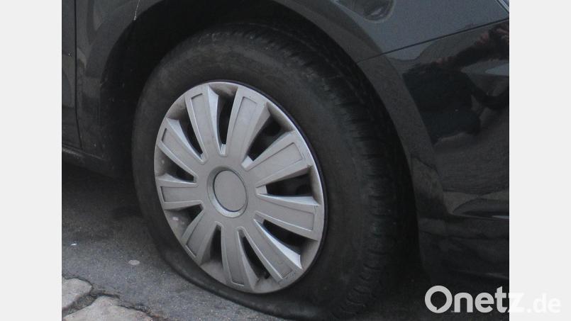 In der Auenstraße in Weiden wurden die Reifen eines Pkw zerstochen. Symbolbild: David Inderlied/dpa