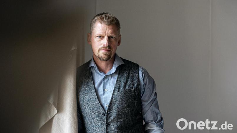 Schauspieler Martin Gruber stimmt bei einer Lesung in der Amberger Stadtbibliothek auf die Weihnachtszeit ein. Bild: Puria Safary